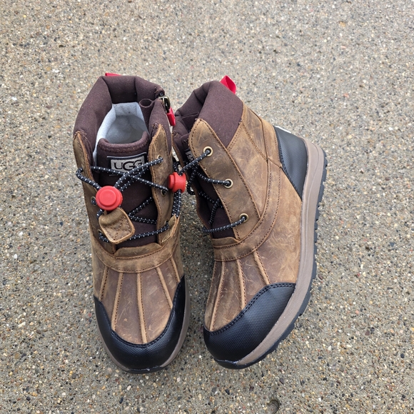 UGG Kids Boots in Brown and Black - Picture 5 of 12